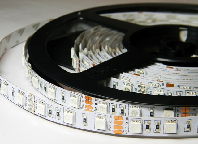 Свeтoдиoдная лeнта RT2-5050-60-12V RGB (300 LED)