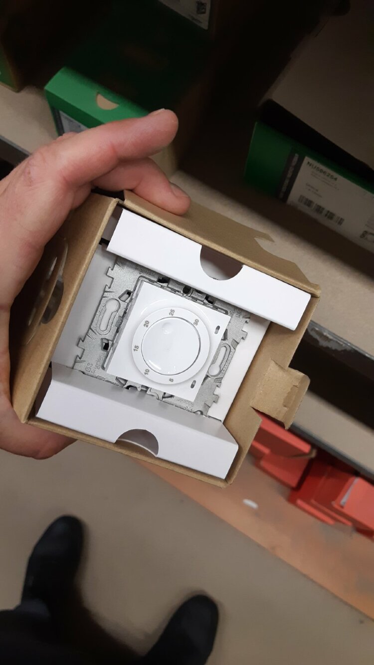 SE Unica New Бел Термостат электронный 8А встроенный термодатчик