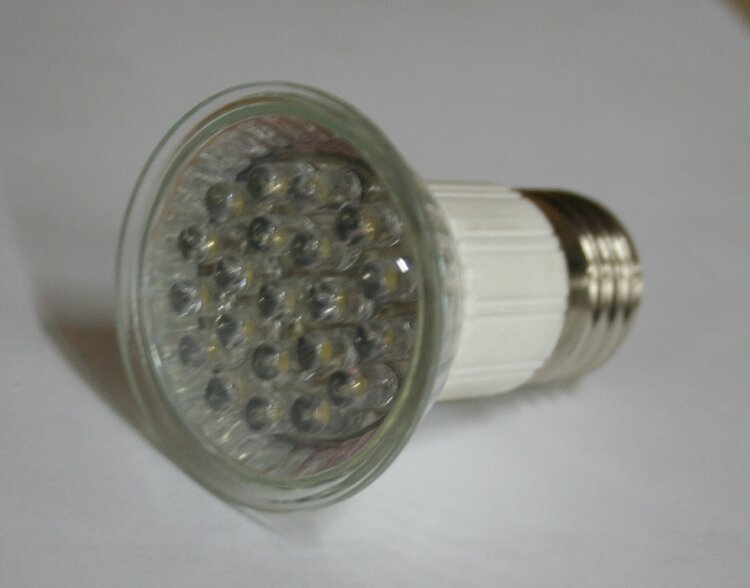 Светодиодная лампа тепло белая 21с/д, E27 220B