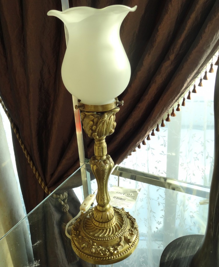 Настольная лампа  на круглом осн. с раст. орнаментом плафон 